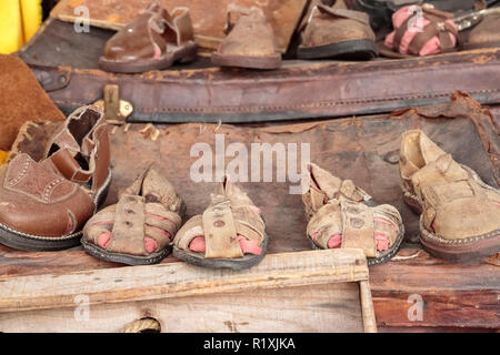 Ständer mit altem Leder Schuhe und Sandalen handgefertigt in traditioneller Weise Stockfoto