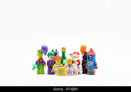 Lego Minifiguren mit Weihnachtsbaum und Geschenkverpackung. Lego Minifiguren sind von der Lego Gruppe hergestellt. Stockfoto