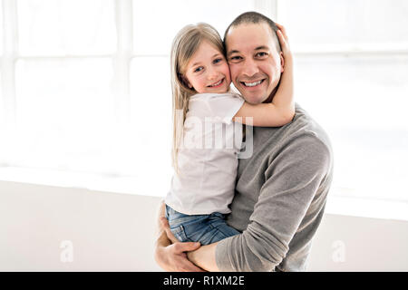 Ein hübscher junger Vater und seine süsse kleine Tochter Stockfoto