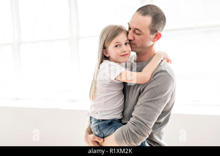 Ein hübscher junger Vater und seine süsse kleine Tochter Stockfoto