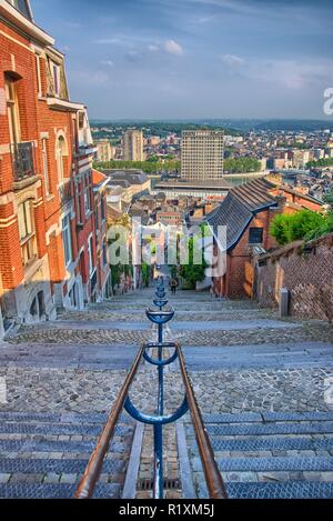 Blick über Montagne de beuren Treppe mit rotem Backstein Häuser in Lüttich, Belgien, Benelux, HDR Stockfoto