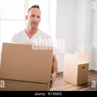 Ein netter Mann mit Boxen zu Hause Stockfoto