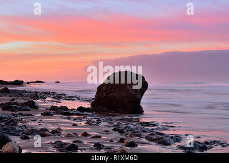 Sonnenaufgang an der Pazifischen Küste, San Simeon, Kalifornien, USA Stockfoto