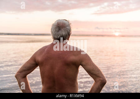 60s-Mann am Strand gute Zeit Stockfoto