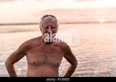 60s-Mann am Strand gute Zeit Stockfoto