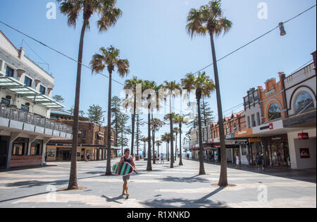 Manly, New South Wales, Australia-December 21,2016: Outdoor Shopping Mall mit Touristen und Surfer mit Brett in Manly, Australien Stockfoto