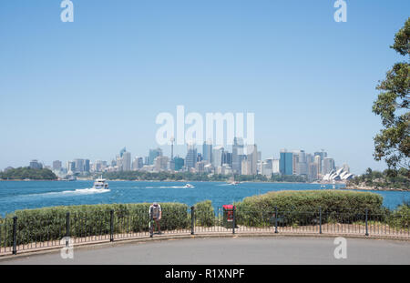 Sydney, New South Wales, Australia-December 21,2016: Touristen zu Fuß am Flussufer mit Blick auf den Hafen und das Wahrzeichen von Sydney, Australien Stockfoto