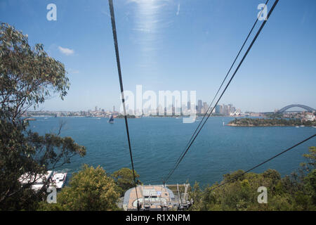 Sydney, New South Wales, Australia-December 21,2016: Blick auf die Skyline und den Hafen von der Sky Safari Kabel Warenkorb in Sydney, Australien Stockfoto