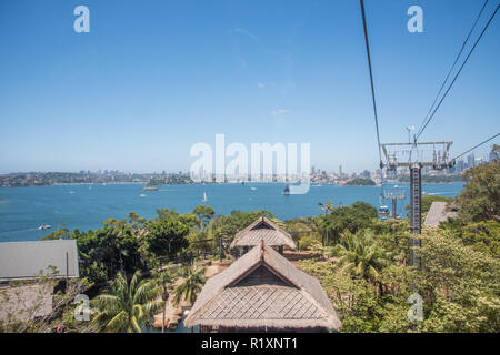 Sydney, New South Wales, Australia-December 21,2016: Blick auf die Skyline und den Hafen von der Sky Safari Kabel Warenkorb in Sydney, Australien Stockfoto