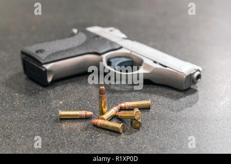 Kugeln und Pistole auf Schwarz Tabelle Stockfoto