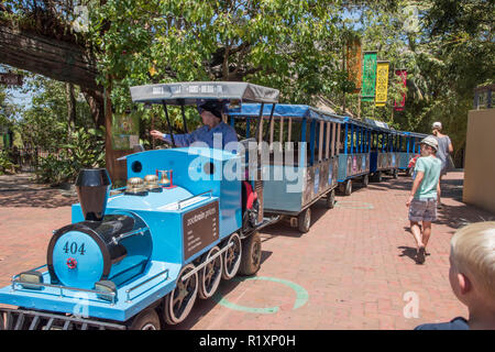 Sydney, New South Wales, Australia-December 21,2016: Touring Zug mit Touristen an einem sonnigen Tag im Taronga Zoo in Sydney, Australien Stockfoto