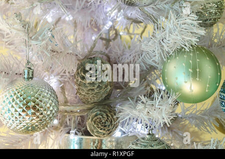 Marine Weihnachten Dekoration zu Hause, mit Muscheln, Schnecken, Netze, Steine, und marine Farben mit Silber und mit Gold. Stockfoto