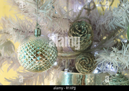 Marine Weihnachten Dekoration zu Hause, mit Muscheln, Schnecken, Netze, Steine, und marine Farben mit Silber und mit Gold. Stockfoto