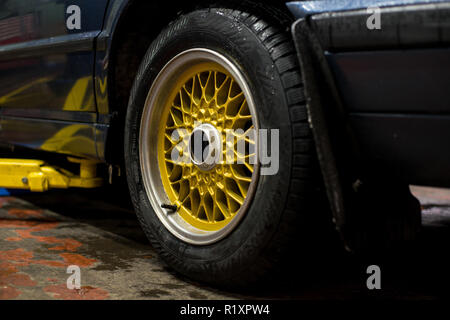 Legendäre Legierung net sport Felgen auf schöne Räder in poliertem und Gold Farbe Stockfoto