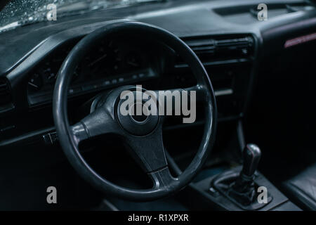 Alte Leder stilvolle Sport Lenkrad in der alten Schule Sport Auto mit dunklen Innenraum Stockfoto