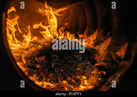 Herd mit hellen Feuer und viel Kohle innen öffnen Stockfoto