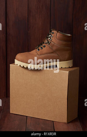 Braun Schuh stand auf Cartoon, in Holz- Hintergrund Stockfoto