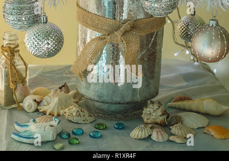 Marine Weihnachten Dekoration zu Hause, mit Muscheln, Schnecken, Netze, Steine, und marine Farben mit Silber und mit Gold. Stockfoto