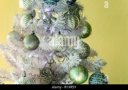 Marine Weihnachten Dekoration zu Hause, mit Muscheln, Schnecken, Netze, Steine, und marine Farben mit Silber und mit Gold. Stockfoto