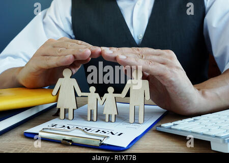 Agent schützt Familie zahlen. Lebensversicherung für einen Schreibtisch. Stockfoto