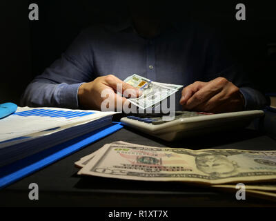 Bietet man Geld. Instant Personalkredit Konzept. Stockfoto