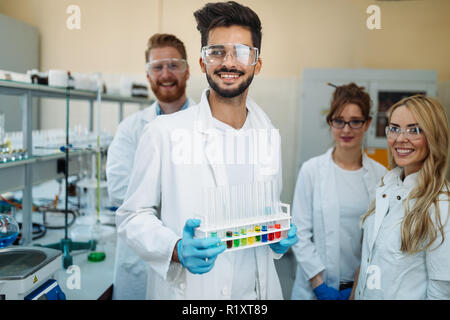 Gruppe junge erfolgreiche Wissenschaftler für die Kamera posieren Stockfoto