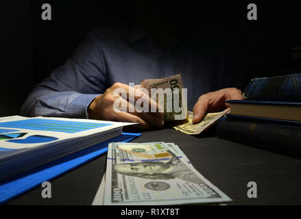 Mann zählen Geld. Cash Payday Loan Konzept. Stockfoto