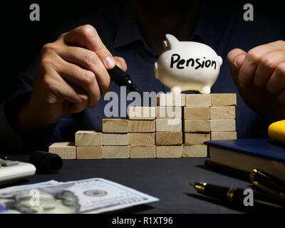 Vorsorgeplanung. Pension auf einem Sparschwein geschrieben. Stockfoto