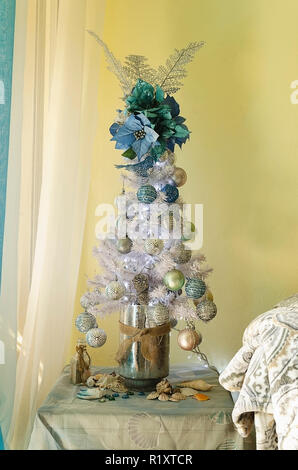 Marine Weihnachten Dekoration zu Hause, mit Muscheln, Schnecken, Netze, Steine, und marine Farben mit Silber und mit Gold. Stockfoto