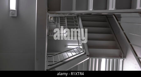 Innen Treppen und Decken in einem modernen Gebäude Stockfoto