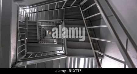 Innen Treppen ein mehrstöckiges modernes Gebäude Stockfoto