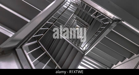 Auf der Suche nach einem hohen Treppe in einem Gebäude Stockfoto