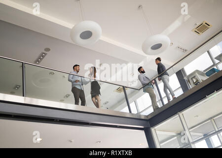 Moderne Unternehmen Menschen zu Fuß auf der Treppe in der Glashalle im Büro Stockfoto