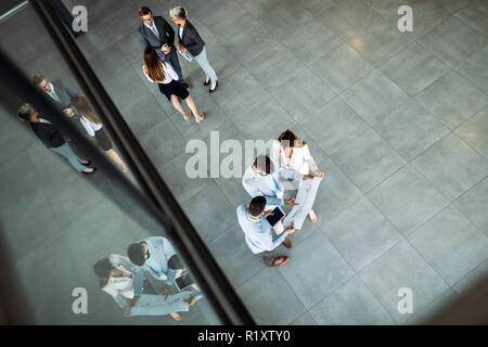 Moderne Unternehmen Menschen zu Fuß auf der Treppe in der Glashalle im Büro Stockfoto