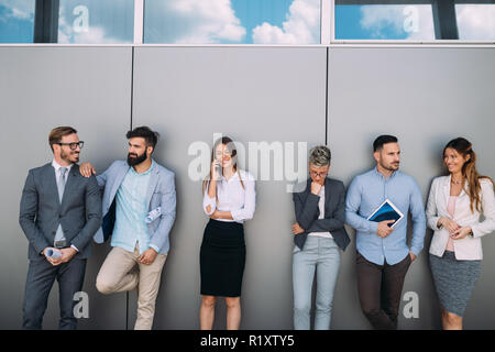 Porträt von Multi-Kulti-Business-Team im Büro Stockfoto