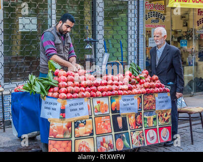 Istanbul, Türkei, 9. November 2012: Türkische Mann verkauf von granatapfelsaft an einen Kunden. Stockfoto