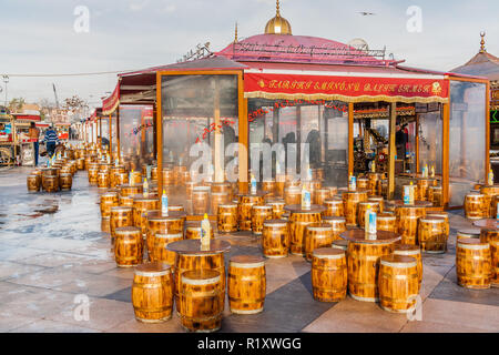 Istanbul, Türkei, 13. November 2012: Restaurant für den Fisch sandwich Boote für Kunden bereit. Stockfoto