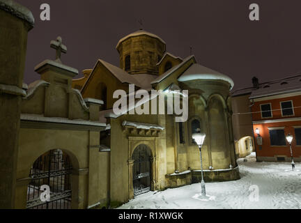 Alte armenische Kirche in Lviv, Ukraine. Schönen Abend dämmerung winter Stadtbild. Stockfoto