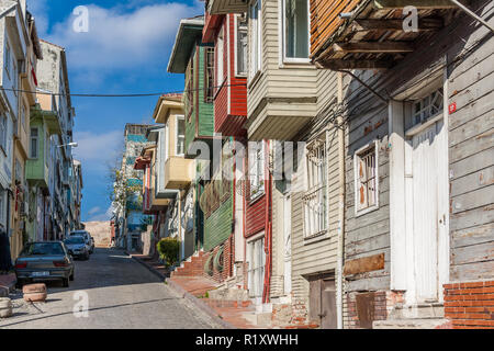 Istanbul, Türkei, 13. November 2012: Straße in Balat mit bunten Holzhäusern, die typisch für die türkischen Architektur. Stockfoto