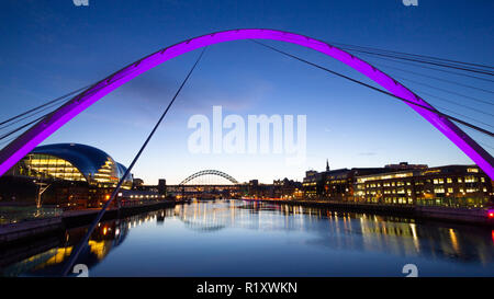 Newcastle/England - 15 Feb 2013: Gateshead Millennium Bridge bei Nacht Stockfoto