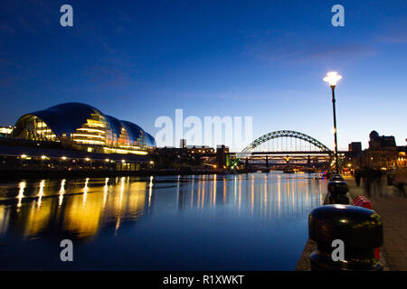 Newcastle/England - 15 Feb 2013: Kai bei Nacht Stockfoto