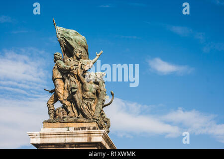 Bronze Statuen und blauer Himmel über dem Murmeln der Altare della Patria (Altar der Nation) oder Vittoriano, Rom, Italien Stockfoto