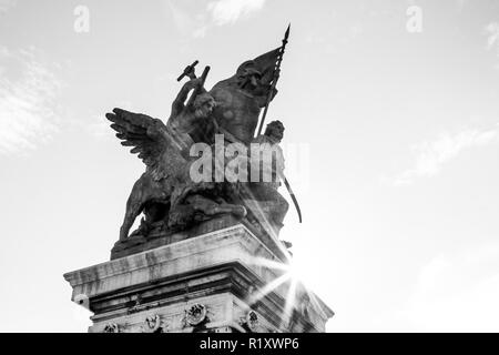 Bronze Statuen in Schwarz und Weiß über die Murmeln der Altare della Patria (Altar der Nation) oder Vittoriano, Rom, Italien Stockfoto