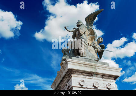 Bronze Statuen und blauer Himmel über dem Murmeln der Altare della Patria (Altar der Nation) oder Vittoriano, Rom, Italien Stockfoto