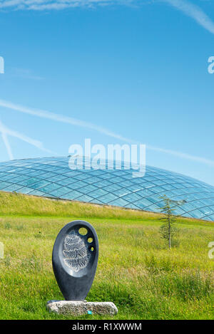 Dome Glas dach der Großen Gewächshaus des Nationalen Botanischen Garten von Wales und 'Osmunda "lebendes Fossil Skulptur von Glenn Morris Stockfoto