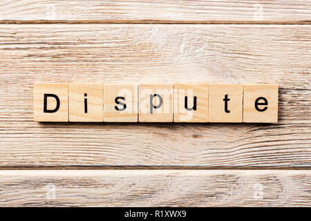Streit Wort auf Holz Baustein geschrieben. Streit text auf Tisch, Konzept. Stockfoto
