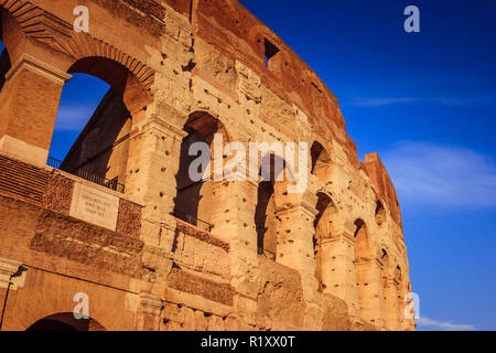 Einen malerischen Sonnenuntergang über dem Kolosseum. Detail der marmorbögen Ruinen über einen blauen Himmel, Rom, Italien Stockfoto
