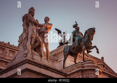 Bild der Statuen über die Murmeln der Altare della Patria (Altar der Nation) oder Vittoriano, Rom, Italien Stockfoto