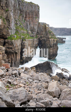 Kalkfelsen und Stack in St. Govan's Kopf, Pembrokeshire, South West Wales Stockfoto