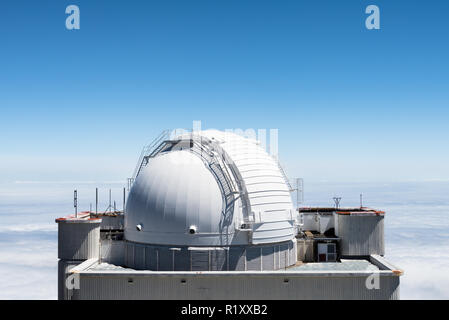 Einer Kuppel aus ein astronomisches Observatorium auf dem Roque de Los Muchachos auf La Palma. Stockfoto